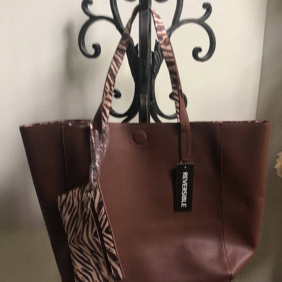 Reversible animal print/chocolate tote bag with magnetic closure. - Picture 3 of 4